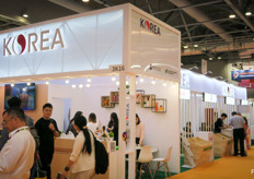 In the middle of the hall was a Korean pavilion with different growers and exporters.
